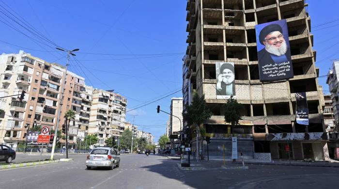 Imágenes del fallecido líder de Hizbulá, Hasán Nasrala, se observan en unos edificios al sur de Beirut (Líbano). EFE/EPA/WAEL HAMZEH