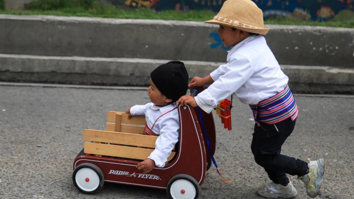 Un par de niños fue registrado este domingo, al participar del Jauk'añaso, un desfile folclórico que por primera vez recorrió las principales calles de La Paz como la antesala de lo que será el próximo 3 de marzo el Jis'ka Anata, la festividad pequeña del carnaval, en La Paz.