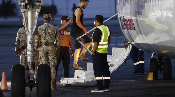 Un migrante sube a un avión para ser deportado a Colombia este martes, en el aeropuerto Marcos A. Gelabert en Ciudad de Panamá (Panamá).