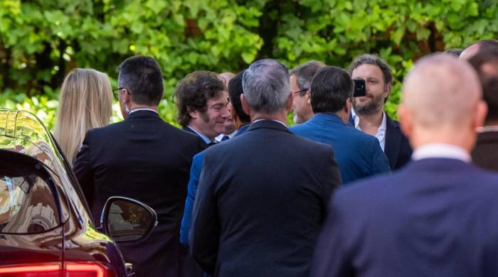 El presidente de Argentina, Javier Milei (c), llega a la residencia del embajador argentino en España para mantener un encuentro con directivos de empresas españolas este sábado en Madrid. EFE/ Fernando Villar