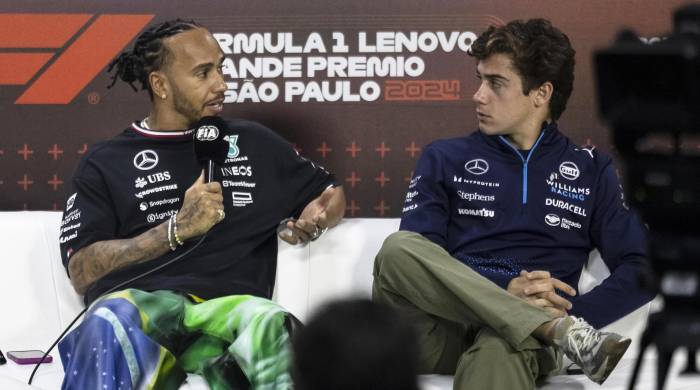 El piloto británico de la escudería Mercedes, Lewis Hamilton (i), conversa con el piloto de Williams, el argentino Franco Colapinto, a quien elogió por el fantástico trabajo realizado en la F1.