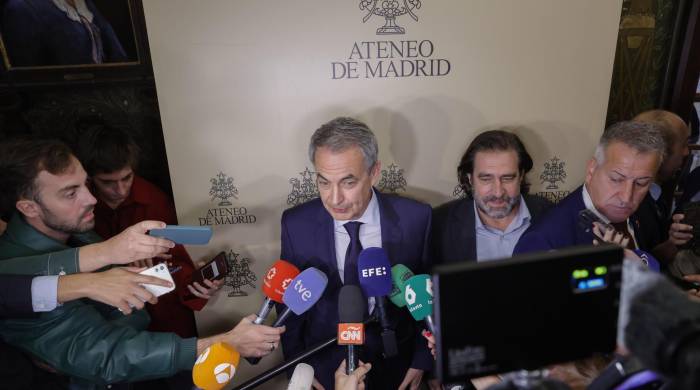 El expresidente del Gobierno español José Luis Rodríguez Zapatero, participa en la presentación del libro ‘La democracia y sus derechos’ del que es coordinador, en el Ateneo de Madrid.