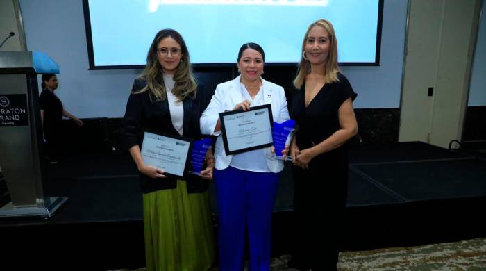 La editora general de ‘La Estrella de Panamá’, Ivette Leonardi, junto a las periodistas Marlene Testa y Grisel Bethancourt.