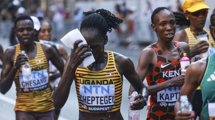 Imagen de archivo de la atleta ugandesa Rebecca Cheptegei (2ª Izq.) durante el Campeonato Mundial de Atletismo en Budapest, Hungría, el 26 de agosto de 2023.