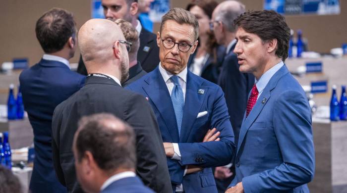 El Primer Ministro de Canadá, Justin Trudeau (d), y el Presidente de Finlandia, Alexander Stubb (c), conversan antes de la reunión del Consejo del Atlántico Norte en la Cumbre del 75º Aniversario de la OTAN en Washington, DC , Estados Unidos.
