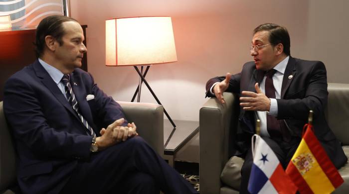 El ministro de Asuntos Exteriores, Unión Europea y Cooperación, José Manuel Albares (d), se reúne con Javier Martinez-Acha, quien será canciller del Gobierno del presidente electo José Raúl Mulino,.