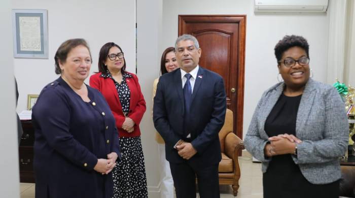 Sucre recibió a la embajadora de Estados Unidos en Panamá, Mari Carmen Aponte, y la representante del CDC en Centroamérica y el Caribe, Yoran Grant Greene.