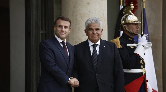 El presidente francés, Emmanuel Macron, saluda a su homólogo panameño José Raúl Mulino durante un encuentro celebrado este lunes en el Palacio del Elíseo, en París.