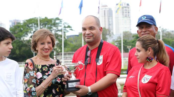 Mercedes de Obarrio entrega el trofeo del triunfo a José Carrillo, propietario de la ganadora.