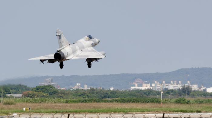 Un avión de combate Mirage 2000 de la Fuerza Aérea de Taiwán realiza una aproximación para aterrizar dentro de la base aérea de Hsinchu, Taiwán, el 14 de octubre de 2024.