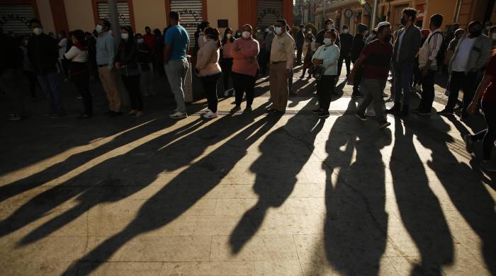 Fotografía del 18 de enero de 2022 de personas haciendo fila para realizarse una prueba de PCR para detectar el COVID-19 en San Salvador (El Salvador).