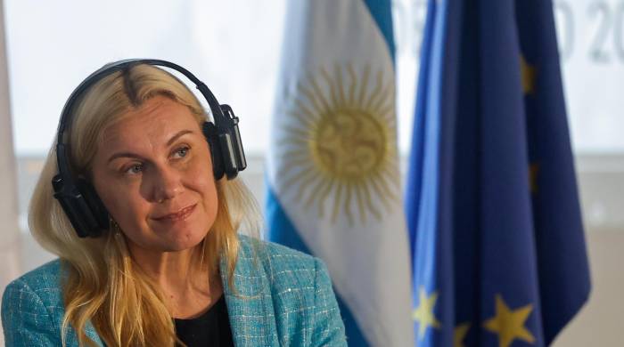 La comisaria de energía de la Unión Europea (UE), Kadri Simson, participa en una conferencia de prensa este 3 de julio de 2024 en Buenos Aires, Argentina.