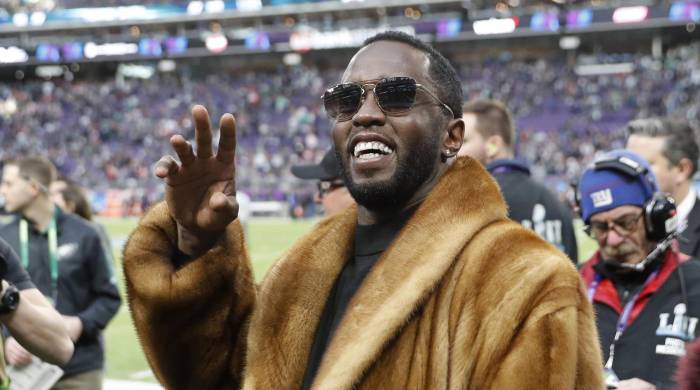 Fotografía de archivo del 4 de febrero de 2018 de Sean ‘Diddy’ Combs, saludando antes del inicio del Super Bowl LII en el US Bank Stadium, en Minneapolis, Minnesota (Estados Unidos).