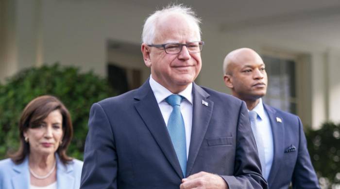 Fotografía de archivo de 3 de julio de 2024 que muestra al gobernador de Minnesota, Tim Walz (c), la gobernadora de Nueva York, Kathy Hochul (i), y el gobernador de Maryland, Wes Moore (d), saliendo del Ala Oeste.