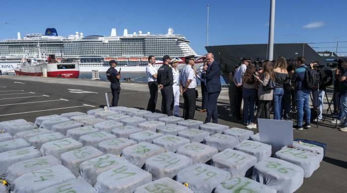 La Policía Nacional y la Armada han interceptado a 900 kilómetros al noroeste de Canarias un pesquero panameño cargado con 4.500 kilos de cocaína que, presuntamente, se iba a ser desembarca en las Rías Baixas, en Galicia.