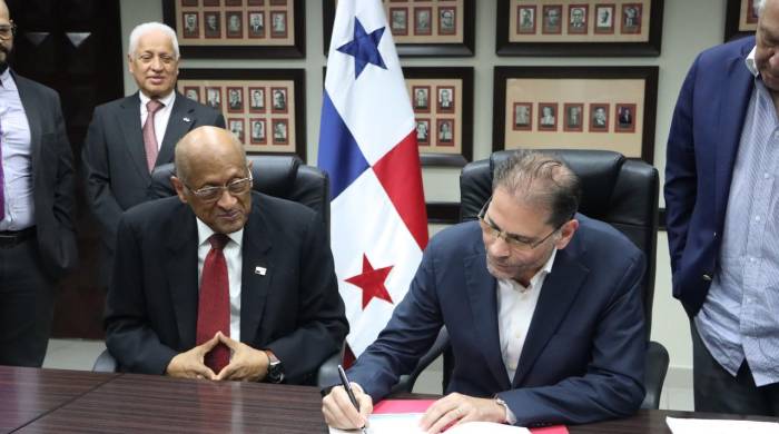 El ministro de Economía y Finanzas, Héctor Alexander, y el presidente de la Junta Directiva del FAP, José Nessin Abbo.