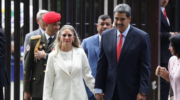 El presidente de Venezuela, Nicolás Maduro (d), y la primera dama Cilia Flores llegan al Tribunal Supremo de Justicia (TSJ) este miércoles, en Caracas.