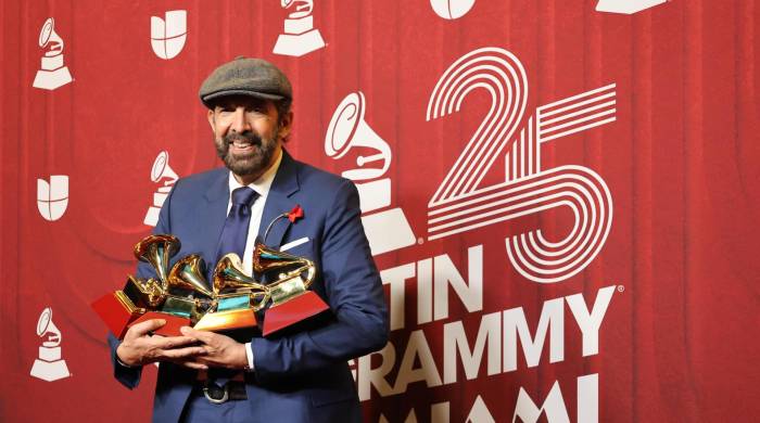 El cantante dominicano Juan Luis Guerra , posa con su premio en la alfombra roja de la 25 entrega anual de los Premios Latin Grammy.