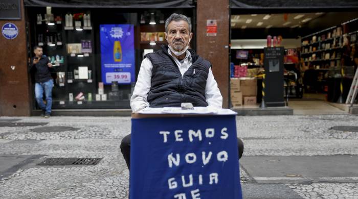 Fotografía de archivo de Jonas dos Santos, de 76 años de edad, mientras trabaja en la recepción de hojas de vida para una agencia de empleo el 23 de abril de 2024 en el centro de São Paulo, Brasil.