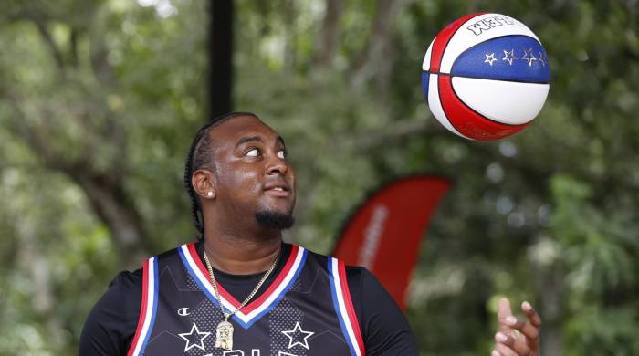 El jugador del legendario equipo de baloncesto Los Trotamundos de Harlem, Joey 'Hot Rod' De La Rosa, participa durante un juego de exhibición contra el equipo de Olimpiadas Especiales de Panamá.