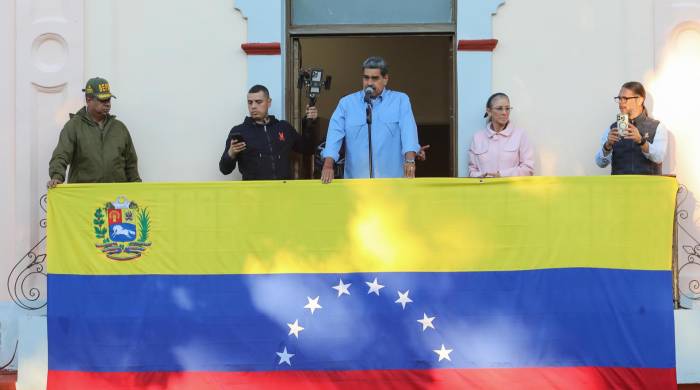 Fotografía cedida este martes por Prensa Miraflores del presidente de Venezuela, Nicolás Maduro (c), durante su discurso desde el balcón del pueblo ubicado en el Palacio de Miraflores, en Caracas.