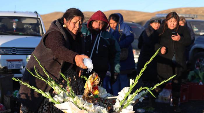 Personas participan en un ritual con motivo del 'Día de la Pachamama' este jueves, en La Cumbre en Bolivia.