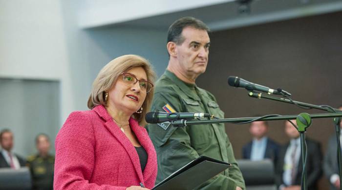Fotografía cedida este viernes por la Fiscalía de Colombia que muestra a la fiscal general encargada, Martha Janeth Mancera (i) mientras habla junto al director de la Policía, el general William René Salamanca durante una rueda de prensa en Bogotá.