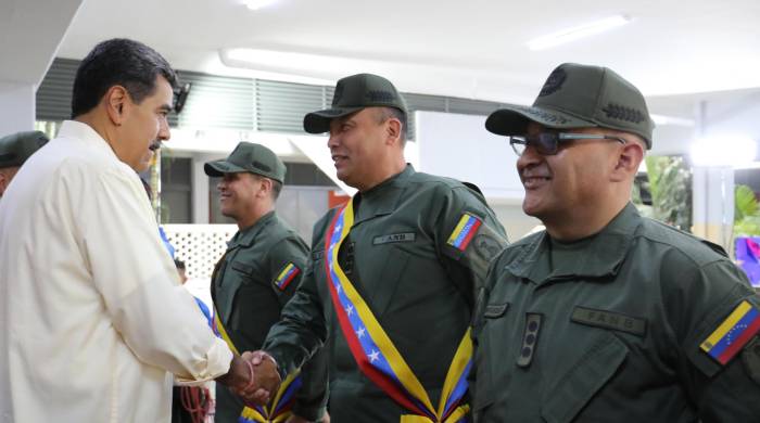 El presidente de Venezuela, Nicolás Maduro, dando la mano a un militar durante un acto de condecoración este viernes, en Caracas.