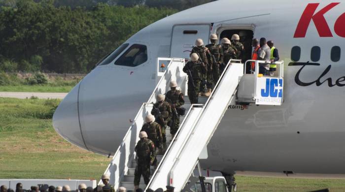 Soldados kenianos descienden de un avión este 25 de junio de 2024, en el aeropuerto Toussaint Louverture de Puerto Príncipe (Haití).