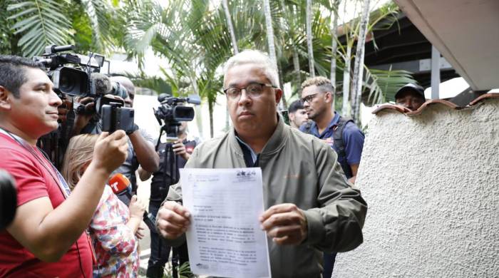 Ortiz muestra los medios de comunicación la nota de la Cancillería de Nicaragua.