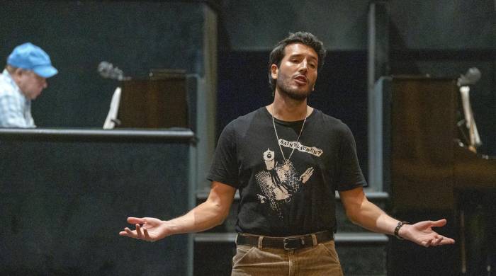 El cantante colombiano Sebastián Yatra participa durante un ensayo del musical 'Chicago'.