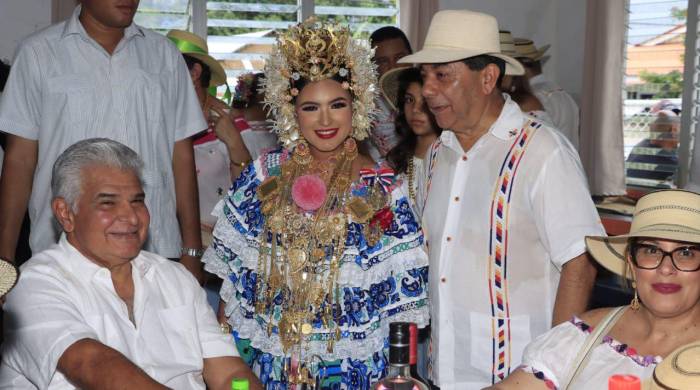 El presidente Mulino conversa con guarareños en la casa de Ventura Vega.