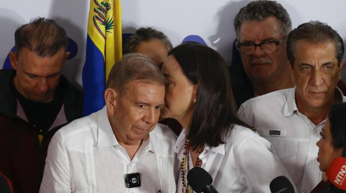 El candidato presidencial opositor Edmudo González Urrutia, escucha a la líder opositora venezolana María Corina Machado en una imagen de archivo