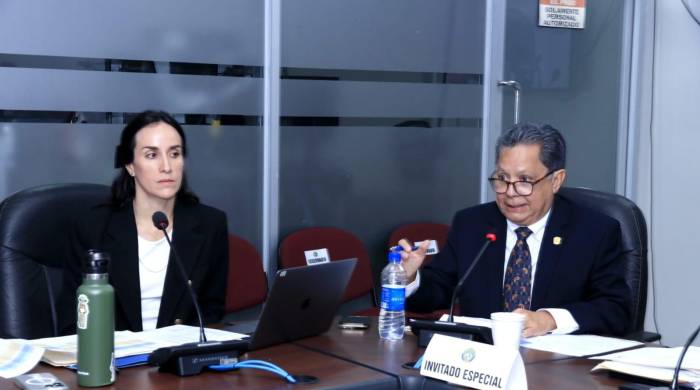 El viceministro de Salud, Manuel Zambrano y la coordinadora del Programa de Saneamiento de Panamá, María Fernanda de Mendoza, durante la sustentación de lostraslados de partidas.