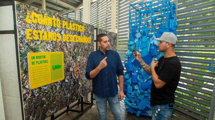 Aproximadamente, se utilizaron 60,000 botellas de plástico reciclado para realizar las exposiciones y esculturas.