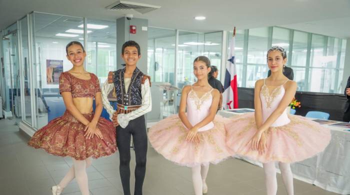 Parte del grupo de bailarines que reciben clases en la Escuela de Danzas.