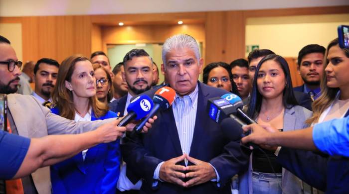 El presidente electo, José Raúl Mulino, junto a los diputados electos de la coalición Vamos.