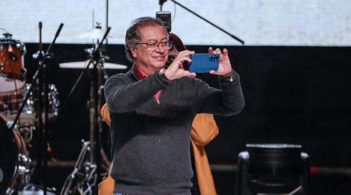 Fotografía de archivo que muestra al presidente de Colombia, Gustavo Petro, mientras toma una foto con su celular durante un evento en la Plaza de Toros La Santamaría el 22 de julio de 2024 , en Bogotá (Colombia).