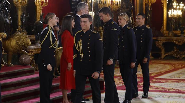 Los reyes de España, Felipe VI y Letizia, y la princesa de Asturias, Leonor de Borbón, saludan a varios cadetes de la Escuela Naval Militar mientras presiden la recepción con motivo del día de la Fiesta Nacional de España.