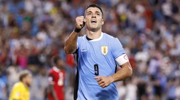 El jugador Luis Suárez de Uruguay celebra un gol.