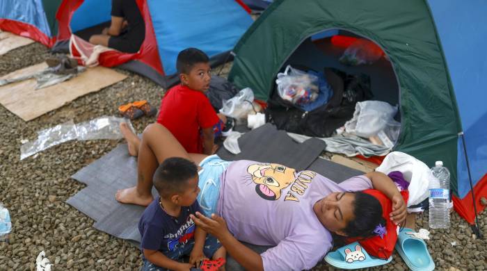 Migrantes venezolanos descansan en la Estación Temporal de Recepción Migratoria (ETRM), este jueves en Lajas Blancas, Darién.