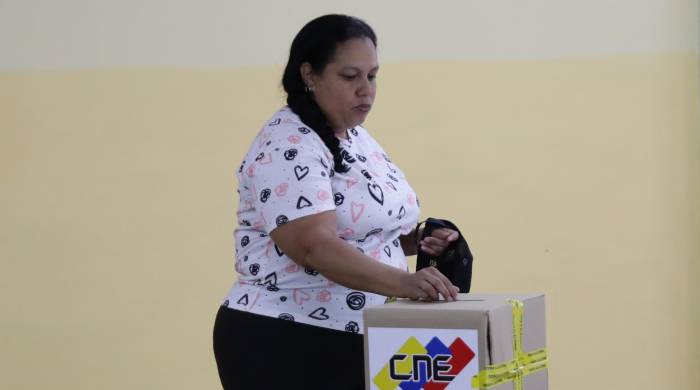 Una mujer vota en un centro de votación en Caracas (Venezuela). Foto de archivo.