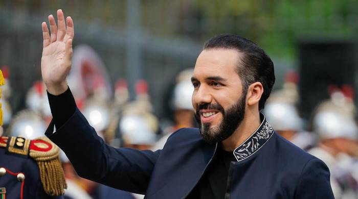 El presidente de El Salvador, Nayib Bukele, asiste a un acto de ofrenda floral en el monumento del Libertador General José de San Martín este lunes, en Buenos Aires.