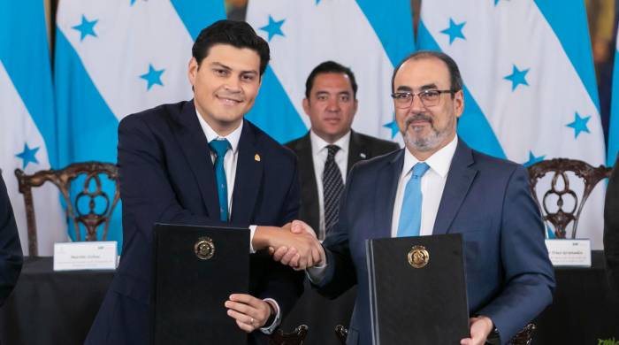 Honduras y el CAF firman préstamos por $350 millones