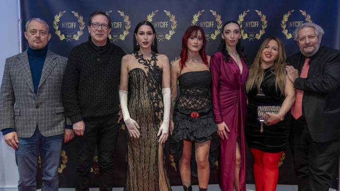 Integrantes del elenco de la película ‘Golpe a golpe’, posan durante la gala de los premios New York City International Film Festival este viernes en Nueva York.