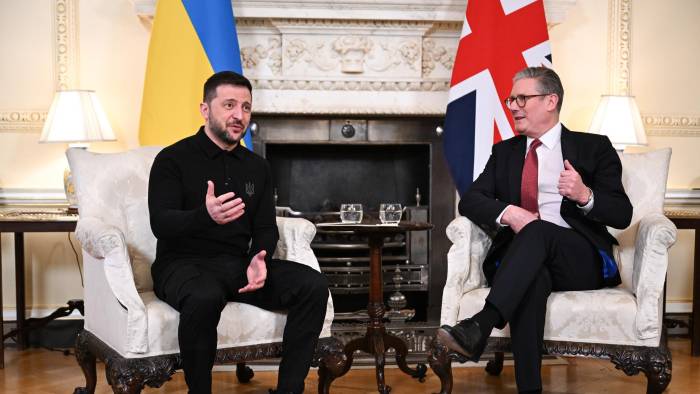 El presidente de Ucrania, Volodímir Zelenski (i), este sábado durante su reunión bilateral con el primer ministro británico, Keir Starmer (i), en la residencia oficial de Downing Street de Londres.