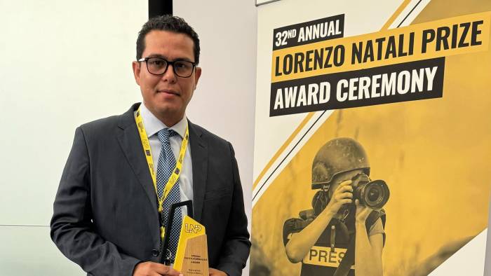 El fotoperiodista panameño de la agencia EFE Bienvenido Velasco posa durante la ceremonia de los premios Lorenzo Natali este martes, en Bruselas.