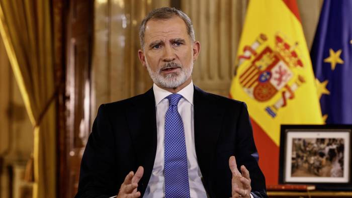 Felipe VI en su tradicional mensaje de Navidad, grabado en el Salón de Columnas del Palacio Real y al que ha dado comienzo hablando sobre la tragedia de la dana.