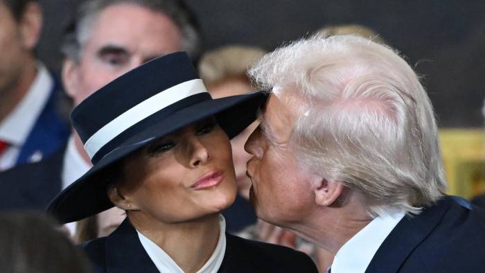 El presidente de Estados Unidos, Donald Trump saluda a Melania Trump cuando llega a la ceremonia de investidura.