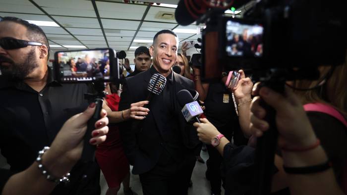 Fotografía de archivo del reguetonero puertorriqueño Daddy Yankee hablando con medios de comunicación a su llegada a un tribunal en San Juan.